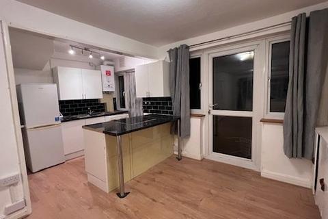 3 bedroom terraced house to rent, Hornchurch, RM12