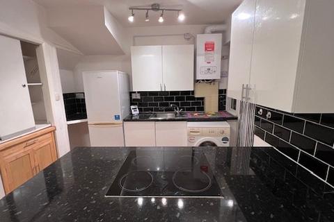 3 bedroom terraced house to rent, Hornchurch, RM12