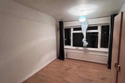 3 bedroom terraced house to rent, Hornchurch, RM12