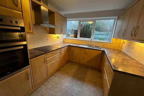 3 bedroom terraced house to rent, Wheeler Close, Chadwick End