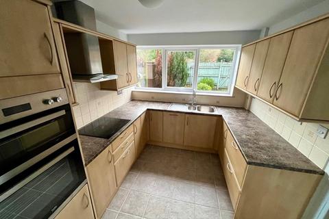 3 bedroom terraced house to rent, Wheeler Close, Chadwick End