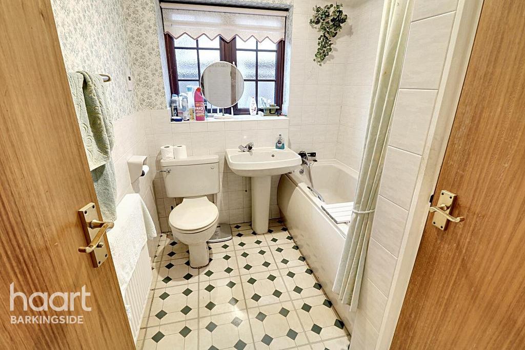 https://media.onthemarket.com/properties/16264800/1523038447/image-11-1024x1024.jpg