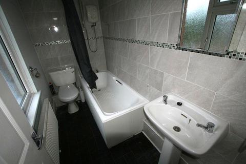 3 bedroom semi-detached house to rent, the oval, Ellesmere Port, Cheshire. CH65