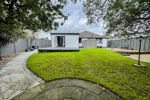 4 bedroom bungalow to rent, Coates Road, Southampton SO19