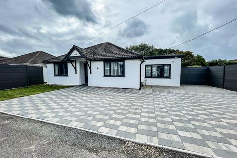 4 bedroom bungalow to rent, Coates Road, Southampton SO19