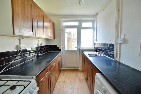 3 bedroom terraced house to rent, Long Readings Lane, Slough