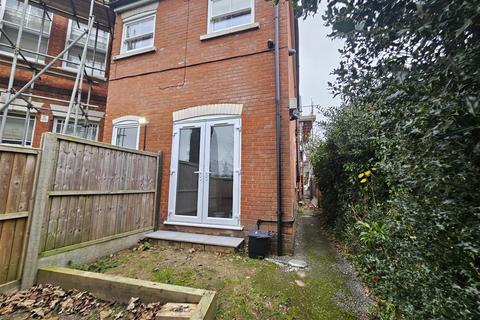 Studio to rent, Manor Road, Aldershot