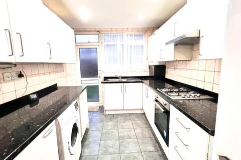 3 bedroom terraced house to rent, Ilford, IG1