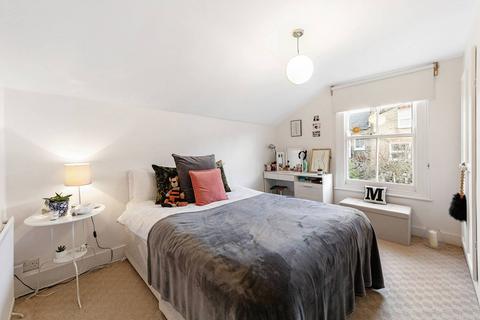 4 bedroom flat to rent, Montholme Road, Between the Commons, London, SW11