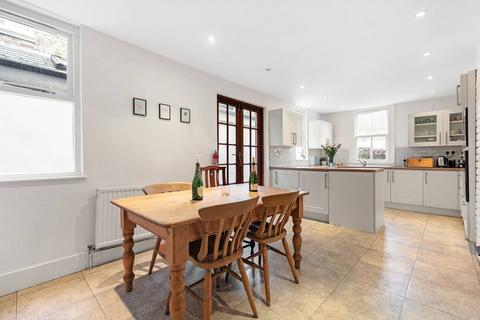 4 bedroom flat to rent, Montholme Road, Between the Commons, London, SW11