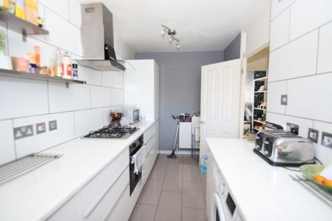 2 bedroom flat to rent, Summerhill Road, London N15