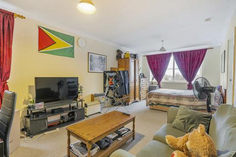 Studio for sale, Overton Road, Sutton