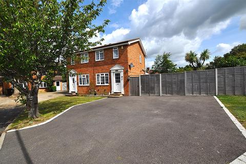 2 bedroom semi-detached house to rent, Quinnell Drive, Hailsham