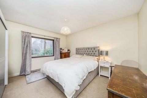 3 bedroom detached house to rent, Beauchamp Road, West Molesey KT8