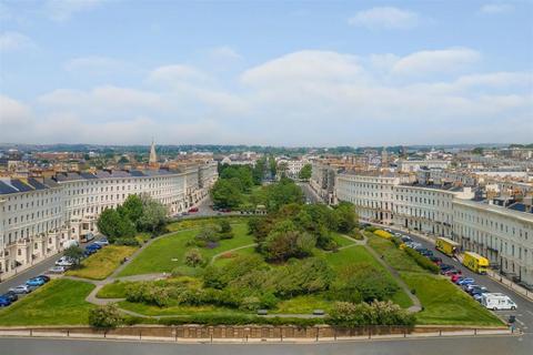 1 bedroom flat to rent, Adelaide Crescent, Hove