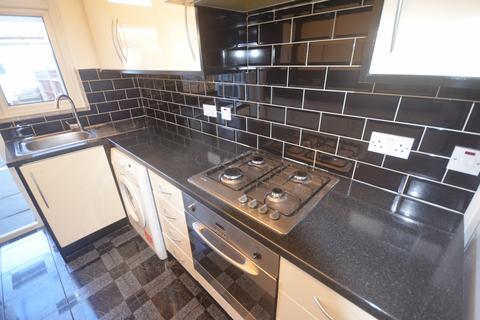 3 bedroom terraced house to rent, Otley drive, IG2 6SN