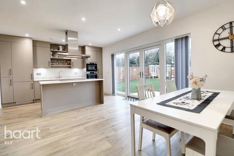 4 bedroom detached house for sale, Walnut Drive, Haddenham