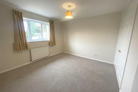 2 bedroom end of terrace house to rent, Webb Close, Surrey GU19