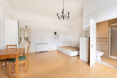 Studio to rent, Dartmouth Road, Mapesbury Estate, London, NW2