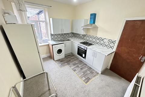 3 bedroom flat to rent, Moseley Road, Manchester, M14