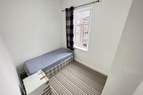 3 bedroom flat to rent, Moseley Road, Manchester, M14