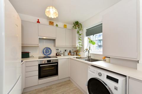 2 bedroom flat to rent, Park Close, London E9