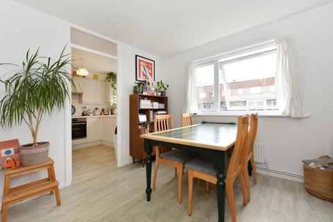 2 bedroom flat to rent, Park Close, London E9