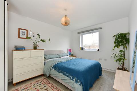 2 bedroom flat to rent, Park Close, London E9