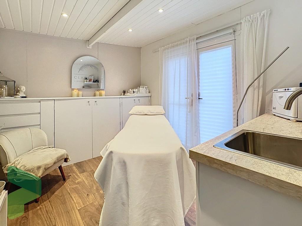 Salon Area