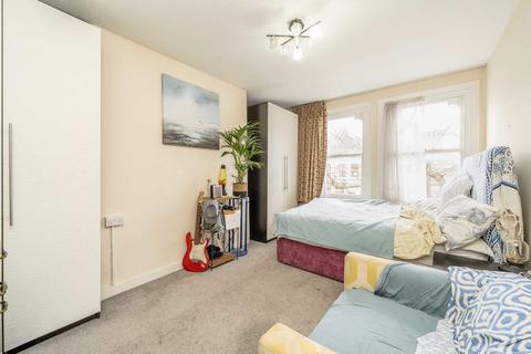 3 bedroom flat for sale, Lakeside Road, London W14