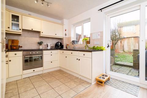 16 Crowhurst Mead, Godstone, RH9 8BF