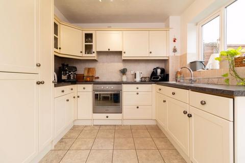 16 Crowhurst Mead, Godstone, RH9 8BF
