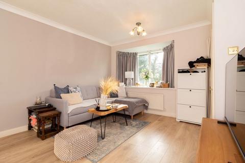 16 Crowhurst Mead, Godstone, RH9 8BF