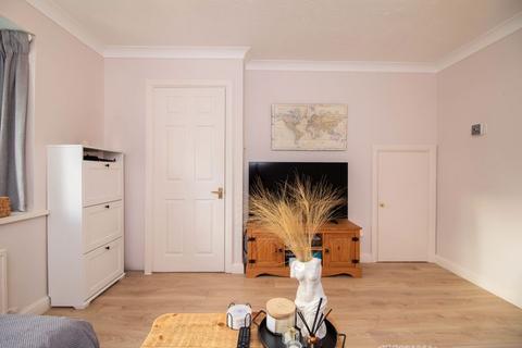 16 Crowhurst Mead, Godstone, RH9 8BF
