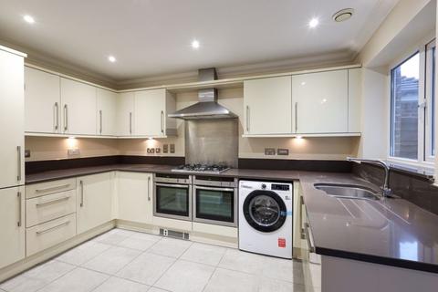 4 bedroom semi-detached house to rent, Earlsbury Gardens, Edgware