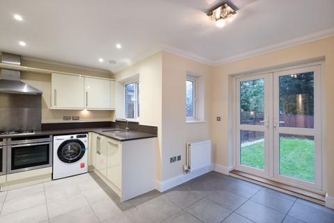 4 bedroom semi-detached house to rent, Earlsbury Gardens, Edgware