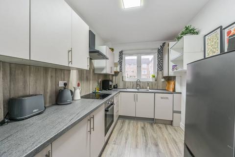 2 bedroom flat to rent, Hydethorpe Road, Balham, London, SW12