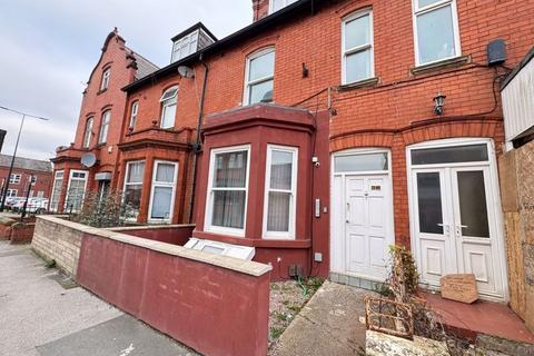 1 bedroom flat to rent, 62 Railway Road, Leigh *Available Now *