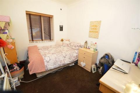 6 bedroom terraced house to rent, Standish Road, Fallowfield, M14