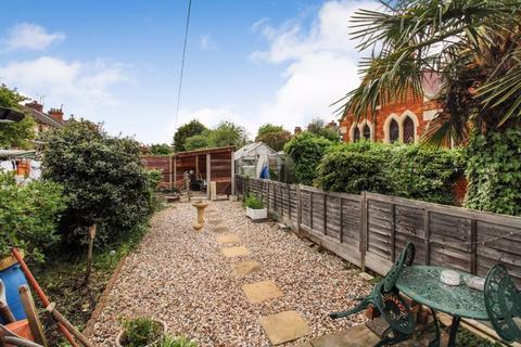 2 bedroom terraced house to rent, Howard Avenue, Bedford MK40