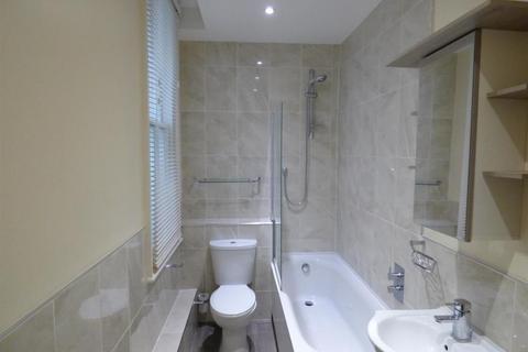 2 bedroom flat to rent, High Street, Rochester