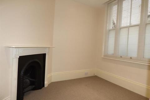 2 bedroom flat to rent, High Street, Rochester