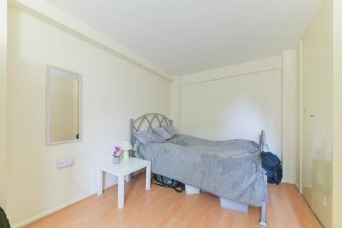 1 bedroom flat to rent, Harwood Court, SW15