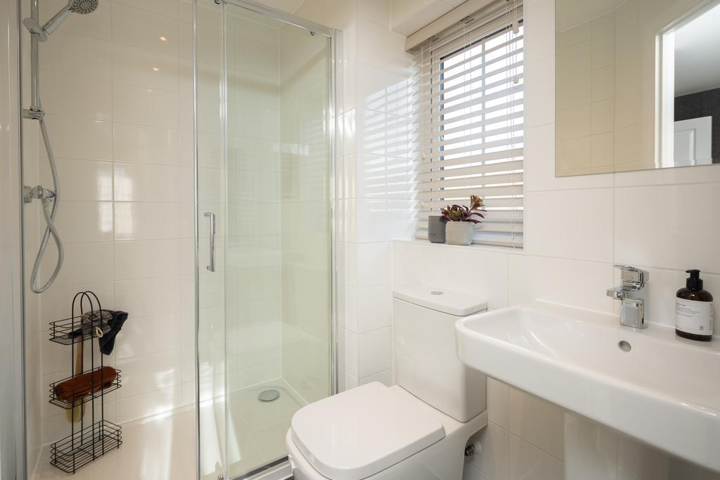 Internal shot of the en suite to main bedroom...