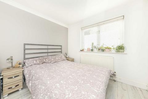 1 bedroom flat to rent, Robert Burns Mews, London SE24