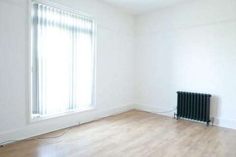 2 bedroom flat to rent, Flat 9, Dykes House, Cliff Road, Hessle, HU13 0HA