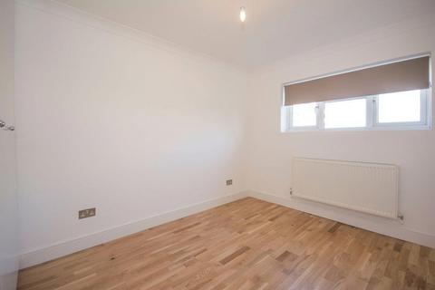 2 bedroom flat to rent, Studley Road, London