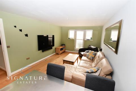 2 bedroom flat to rent, Ovaltine Drive, Kings Langley