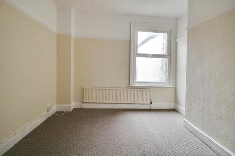 2 bedroom apartment to rent, Woodgrange Drive, Southend-on-sea, SS1