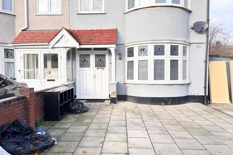 3 bedroom semi-detached house to rent, Holland Park Avenue, Ilford IG3